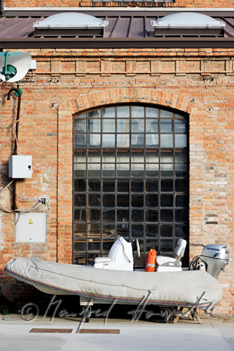 Motorboot vor einer Fabrik