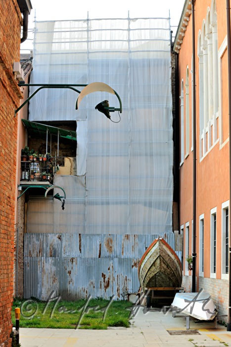 Wohnhausanlage mit Gerüst und Balkon