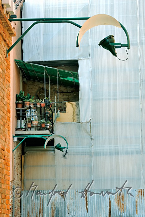 Wohnhausanlage mit Gerüst und Balkon