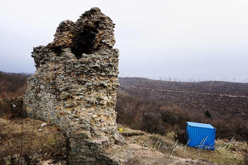 Burgruine und Container der Archäologen
