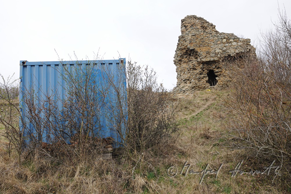 Burgruine und Container der Archäologen