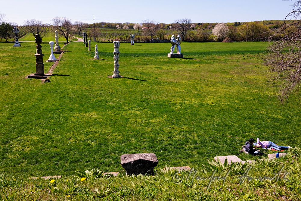 Skulpturen im Landschaftspark und Besucher beim Picknick
