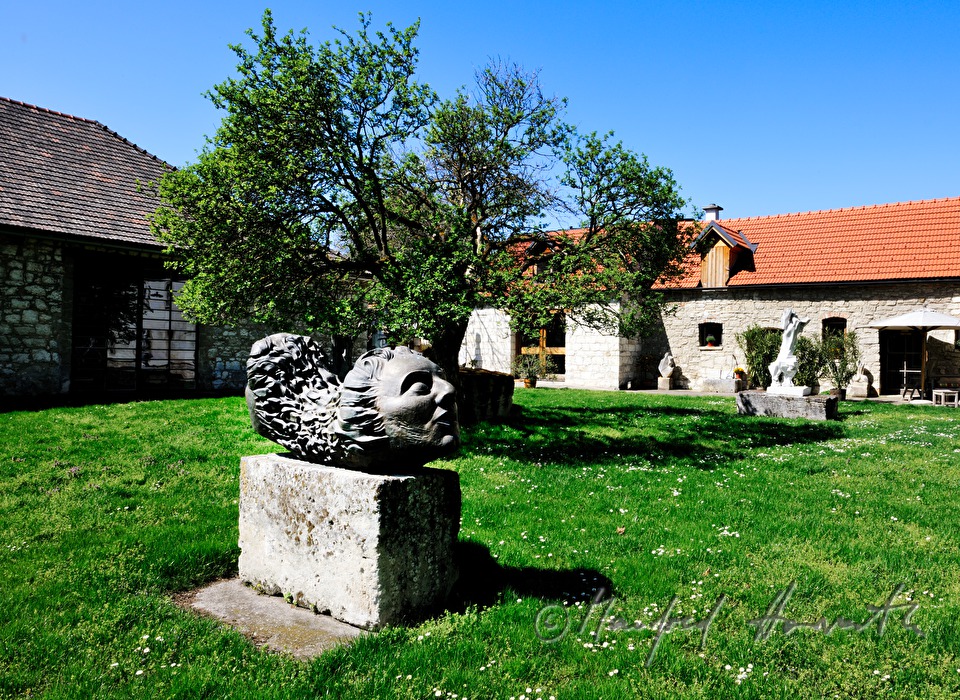 Bronzeskulptur im Landschaftspark und Gritsch-Mühle