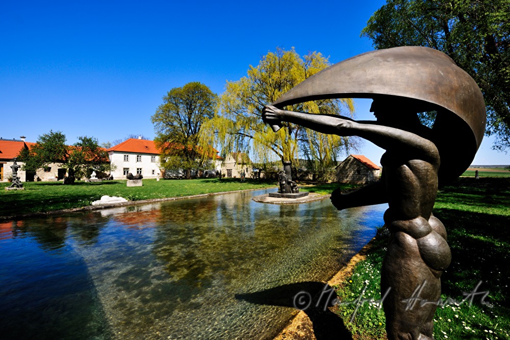 Bronzeskulptur im Landschaftspark und Gritsch-Mühle
