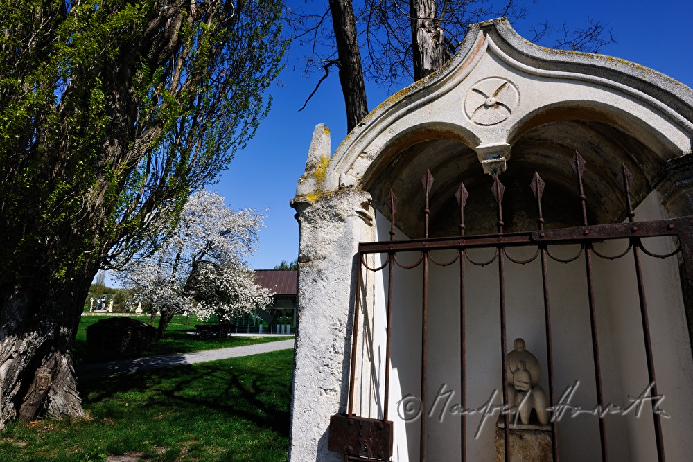historische Kapelle mit Skulptur von Bertoni