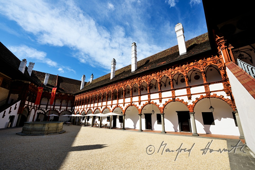 Arkadenhof mit Terrakotta-Arkaden aus der Renaissanceburg