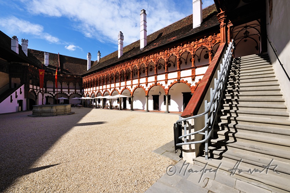 Arkadenhof mit Terrakotta-Arkaden aus der Renaissanceburg