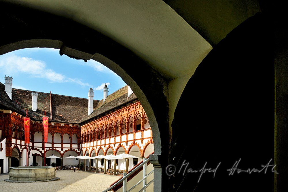 Arkadenhof mit Terrakotta-Arkaden aus der Renaissanceburg