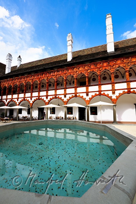 Arkadenhof mit Terrakotta-Arkaden aus der Renaissanceburg