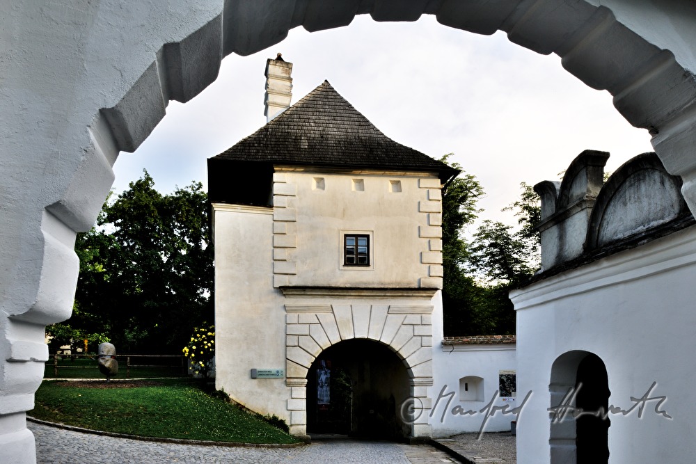 Blick durch einen Torbogen zum Knappenstöckl