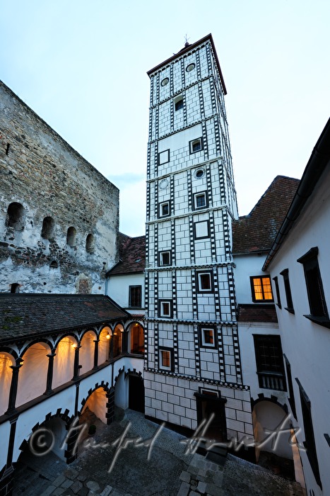 Kleiner Arkadenhof mit Hochturm der Renaissanceburg