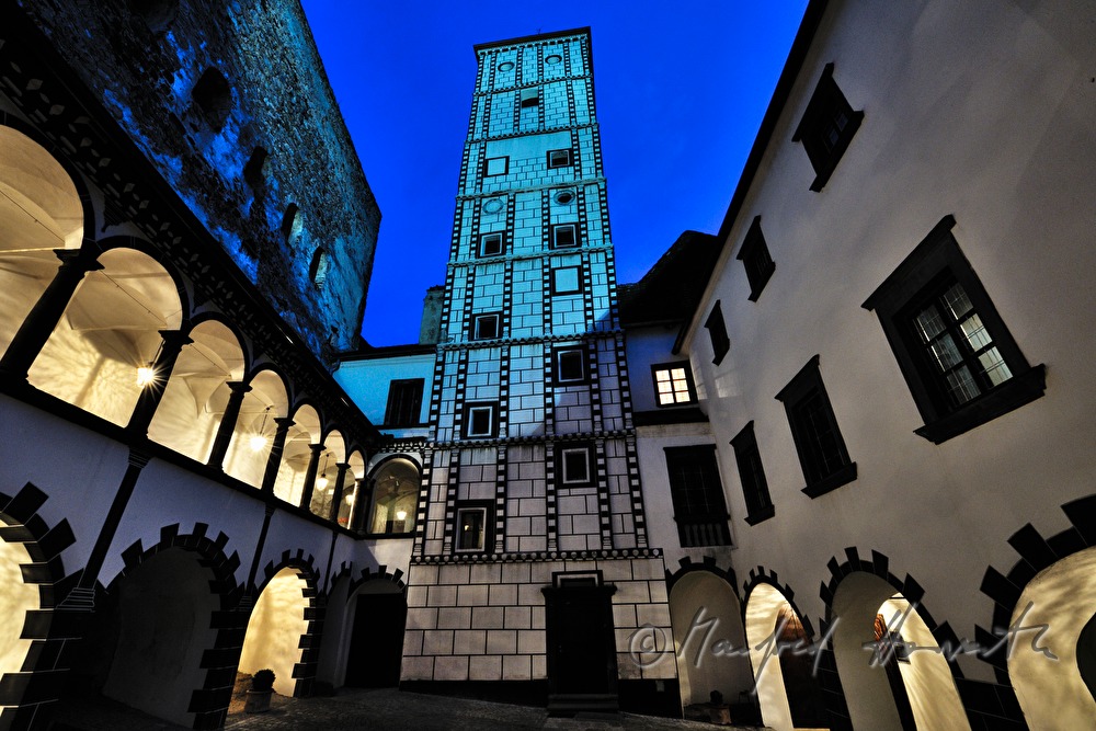 Kleiner Arkadenhof mit Hochturm der Renaissanceburg