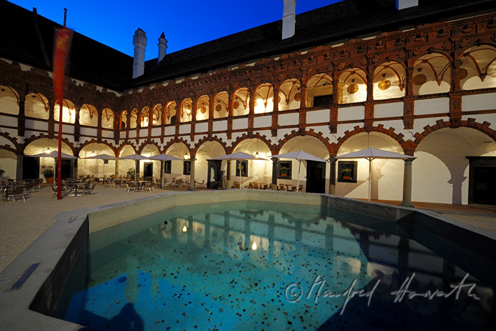 Arkadenhof mit Terrakotta-Arkaden aus der Renaissanceburg