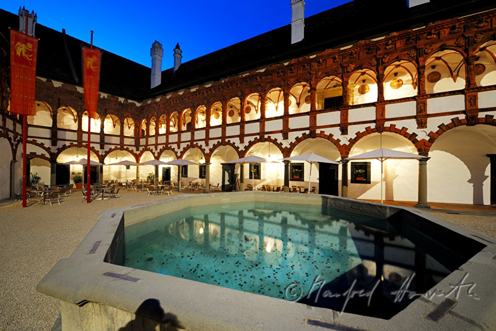 Arkadenhof mit Terrakotta-Arkaden aus der Renaissanceburg