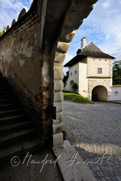 Blick durch einen Torbogen zum Knappenstöckl