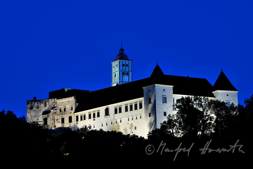 nächtlich beleuchtete Burg