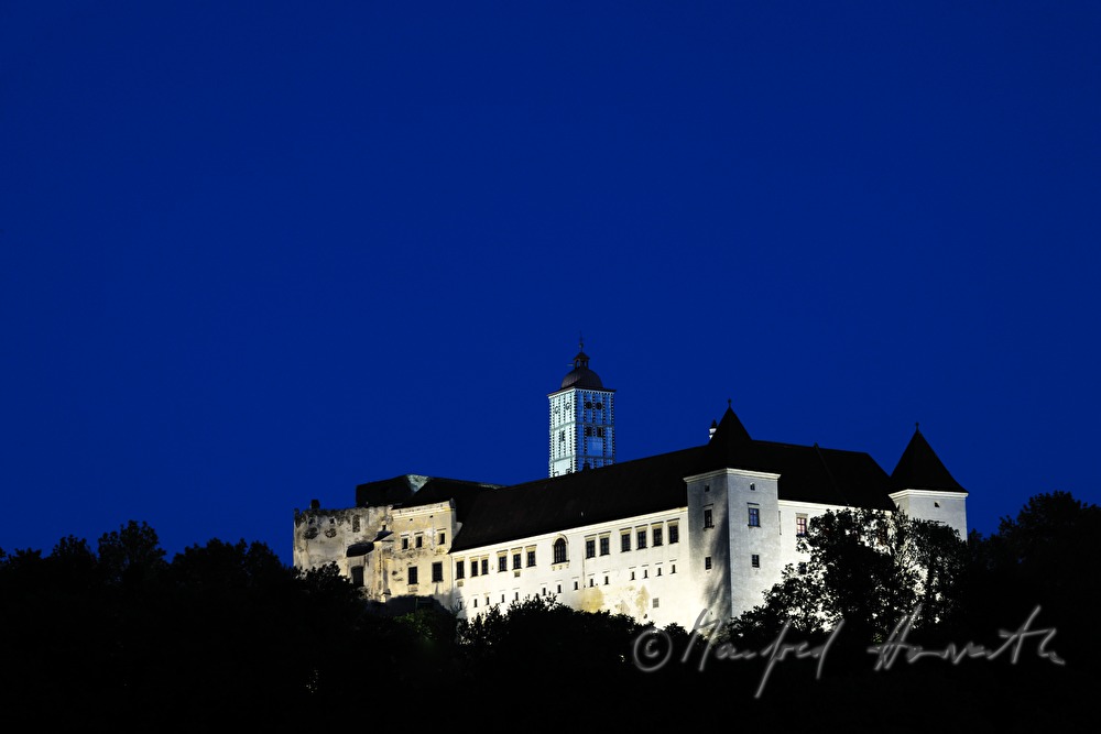 nächtlich beleuchtete Burg