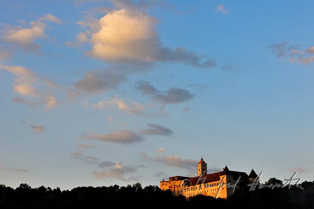 vom Mischwald umgebene Renaissance-Burg