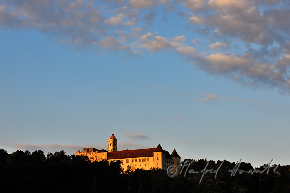 vom Mischwald umgebene Renaissance-Burg