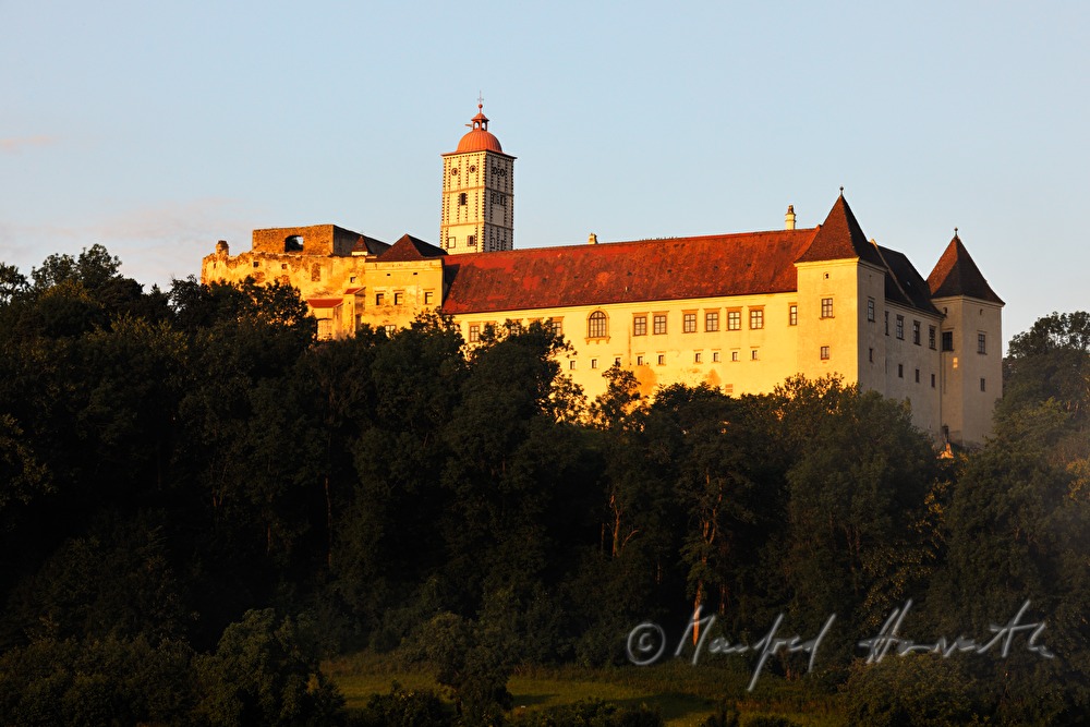 vom Mischwald umgebene Renaissance-Burg
