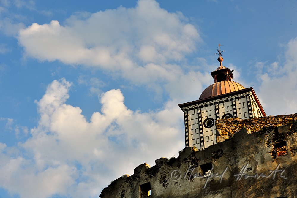 Turm aus der Renaissance-Zeit und Burgmauer