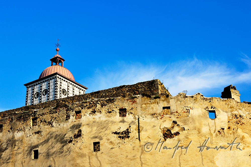 Turm aus der Renaissance-Zeit und Burgmauer