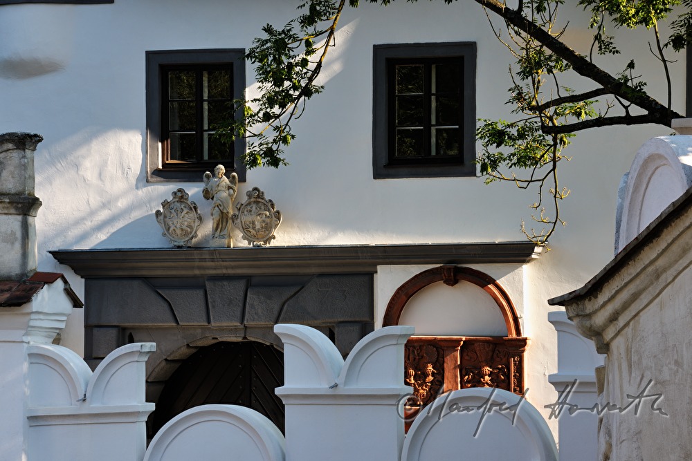 Mauerzinnen und Haupteingang aus der Renaissance