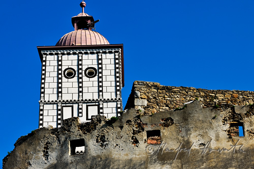 Turm aus der Renaissance-Zeit und Burgmauer