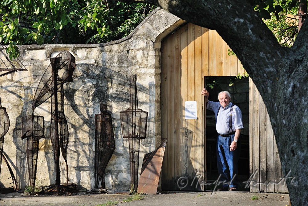 Wander Bertoni beim Eingang zu seinem Atelier