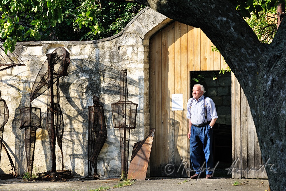 Wander Bertoni beim Eingang zu seinem Atelier