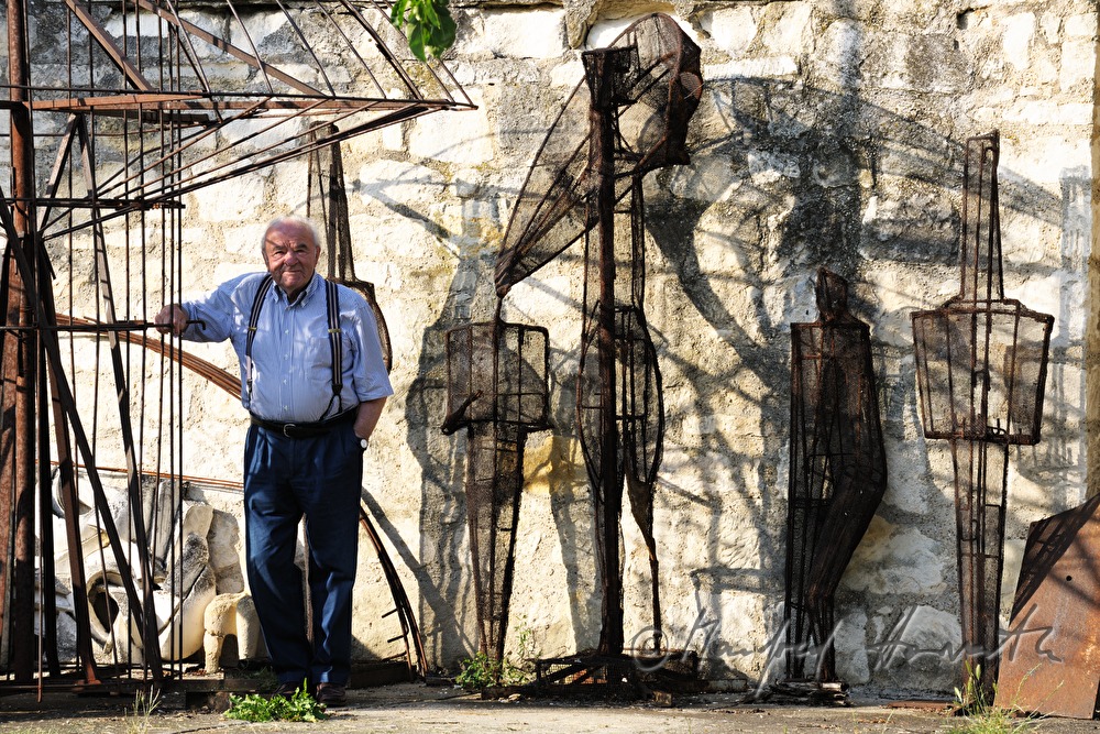 Wander Bertoni und Gerüste von seinen Skulpturen