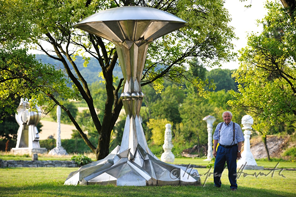 Wander Bertoni vor seiner Skulptur 