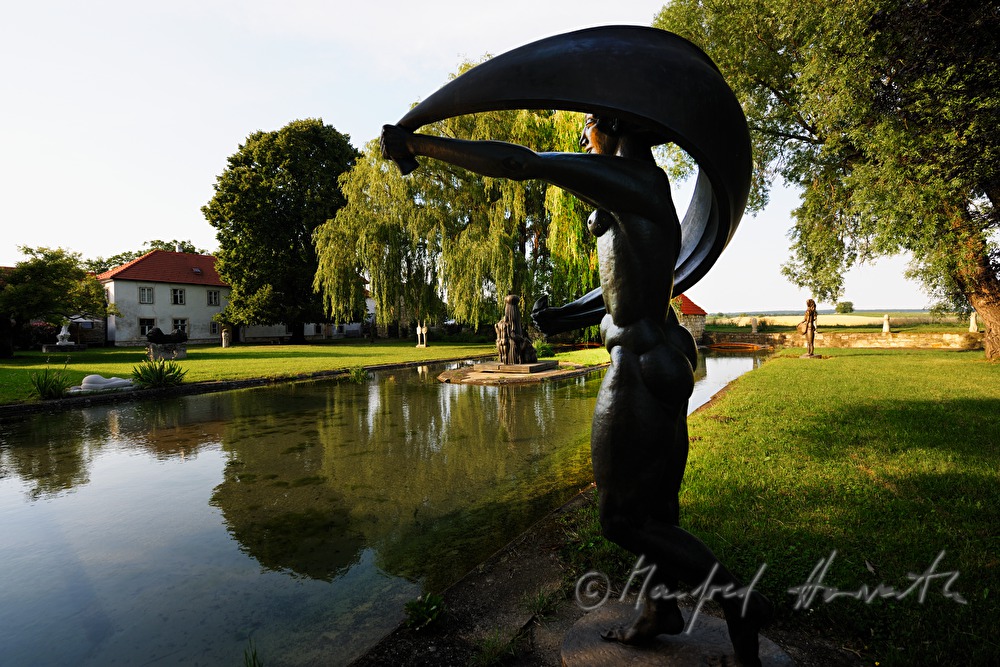 Bronzeskulptur im Landschaftspark und Gritsch-Mühle