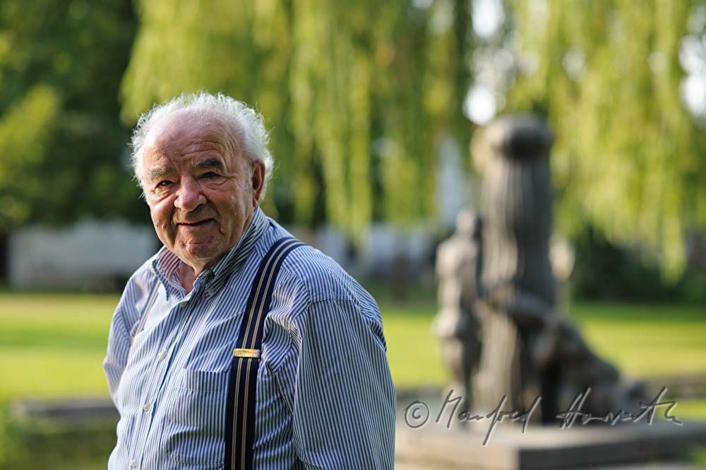 Wander Bertoni vor seiner Skulptur 