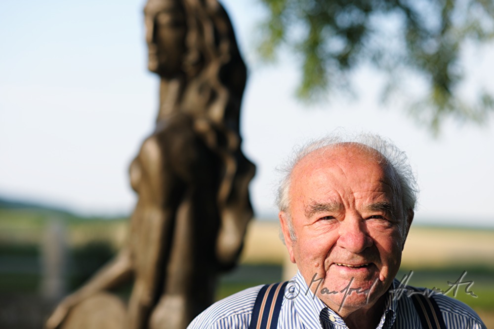 Wander Bertoni vor seiner Skulptur 