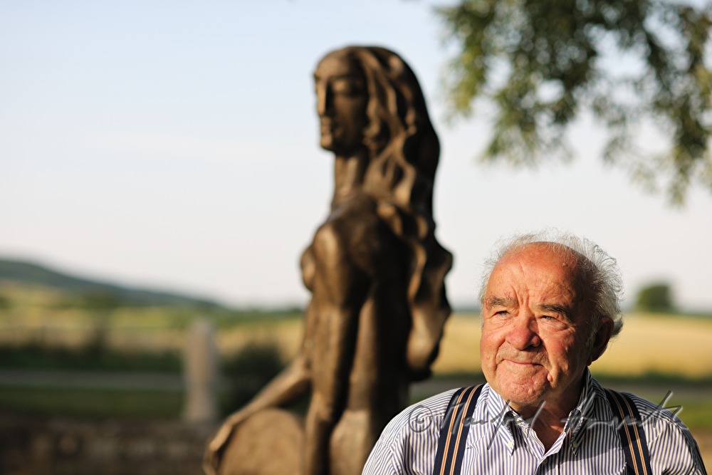 Wander Bertoni vor seiner Skulptur 