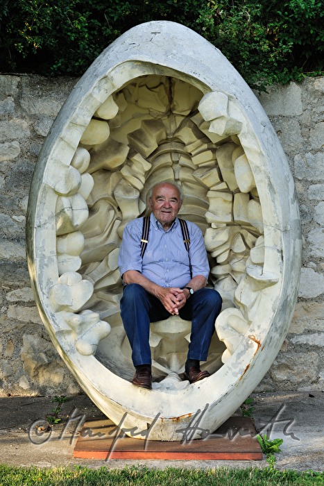 Wander Bertoni in seiner Eier-Skulptur