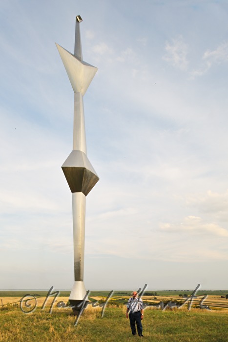 Wander Bertoni neben seiner Skulptur 