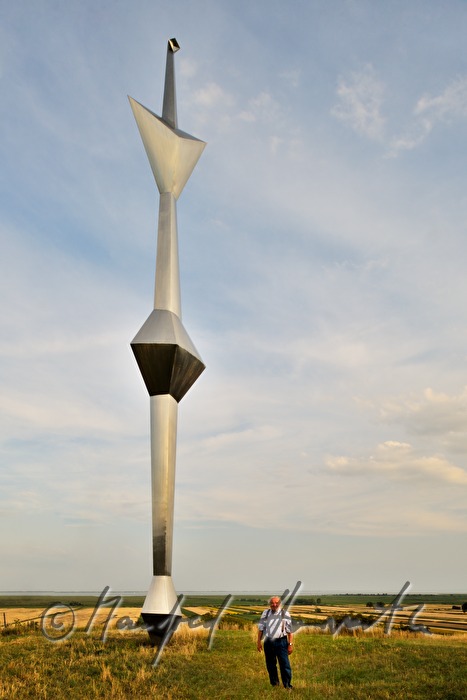 Wander Bertoni neben seiner Skulptur 