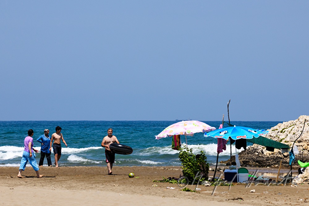 Strand mit Badenden