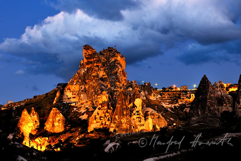 Burgfelsen mit Höhlen im Tuffstein