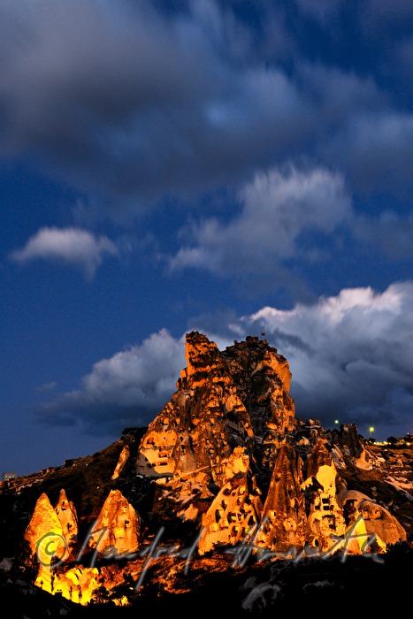 Burgfelsen mit Höhlen im Tuffstein