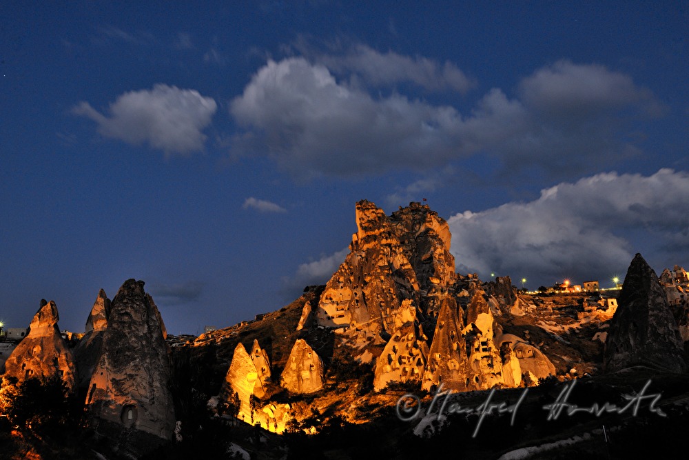 Burgfelsen mit Höhlen im Tuffstein