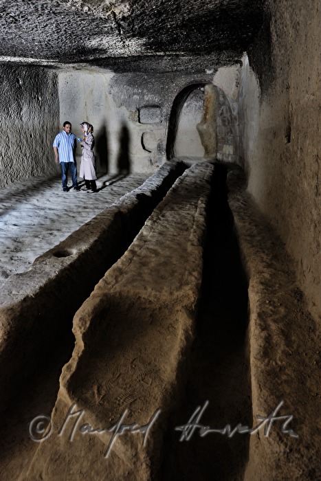 Sitzbank und Tisch in den Felsen gehauen