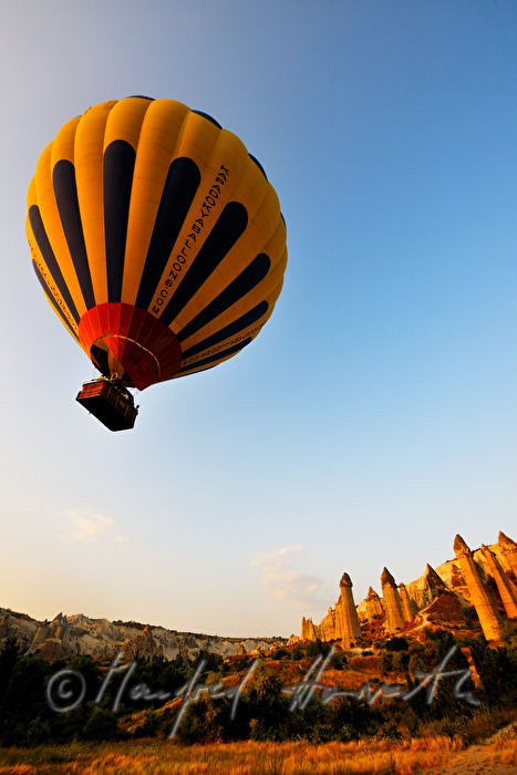Felsnadeln aus Tuffgestein und Heißluftballon