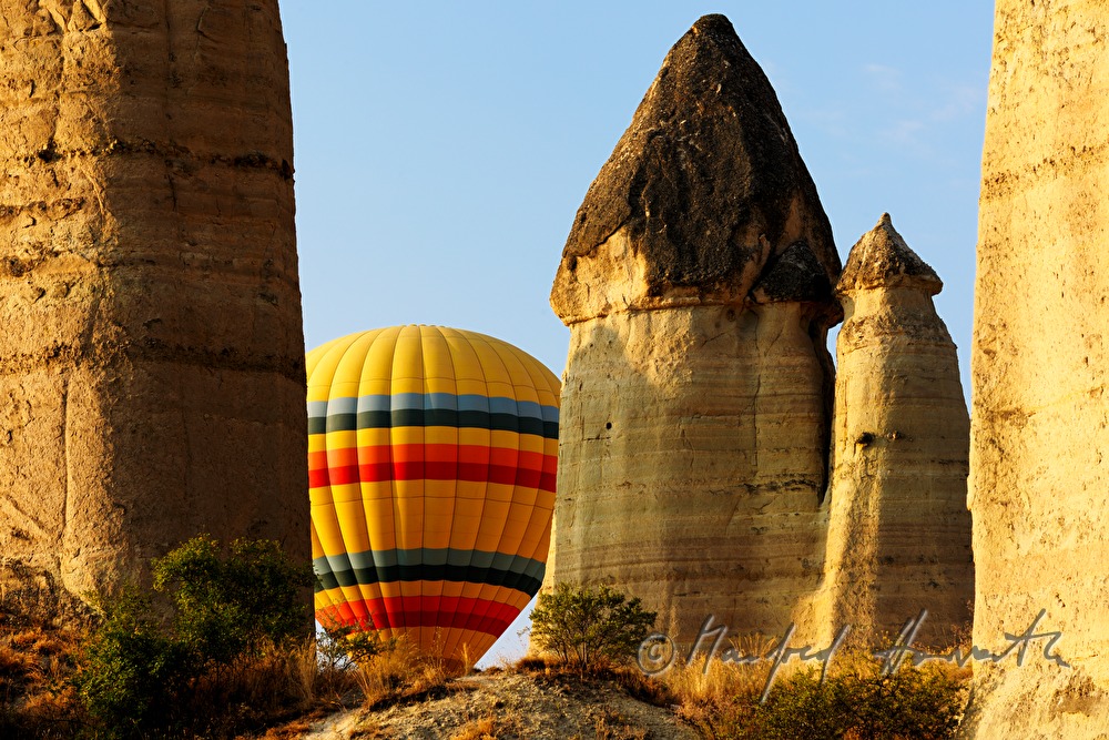 Felsnadeln aus Tuffgestein und Heißluftballon