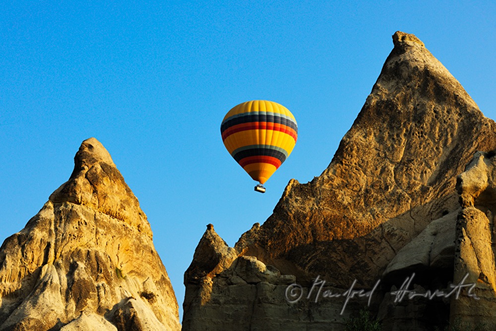 Felsnadeln aus Tuffgestein und Heißluftballon