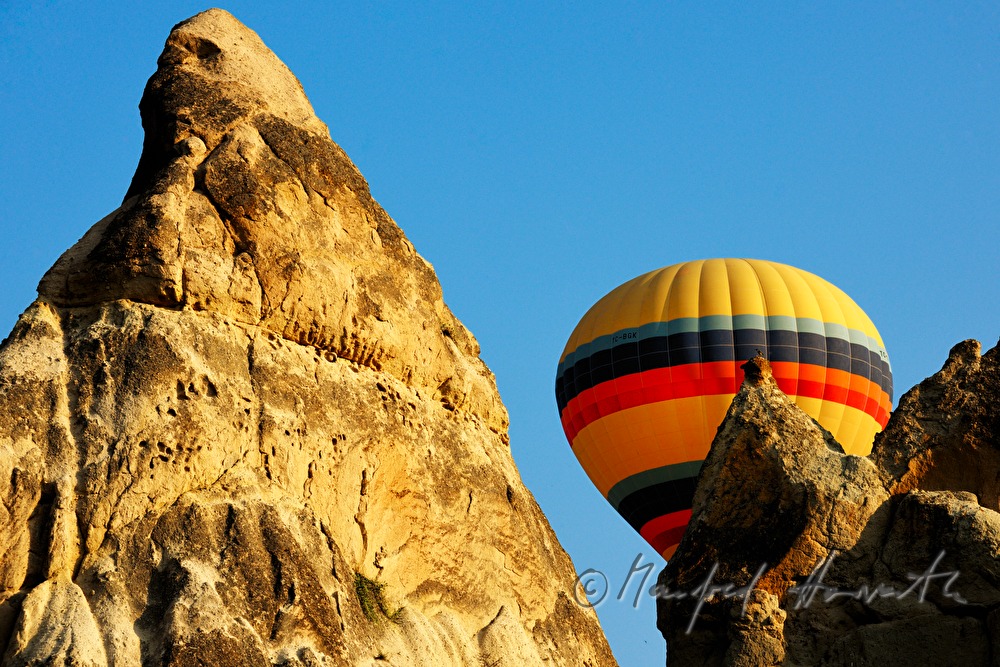 Felsnadeln aus Tuffgestein und Heißluftballon