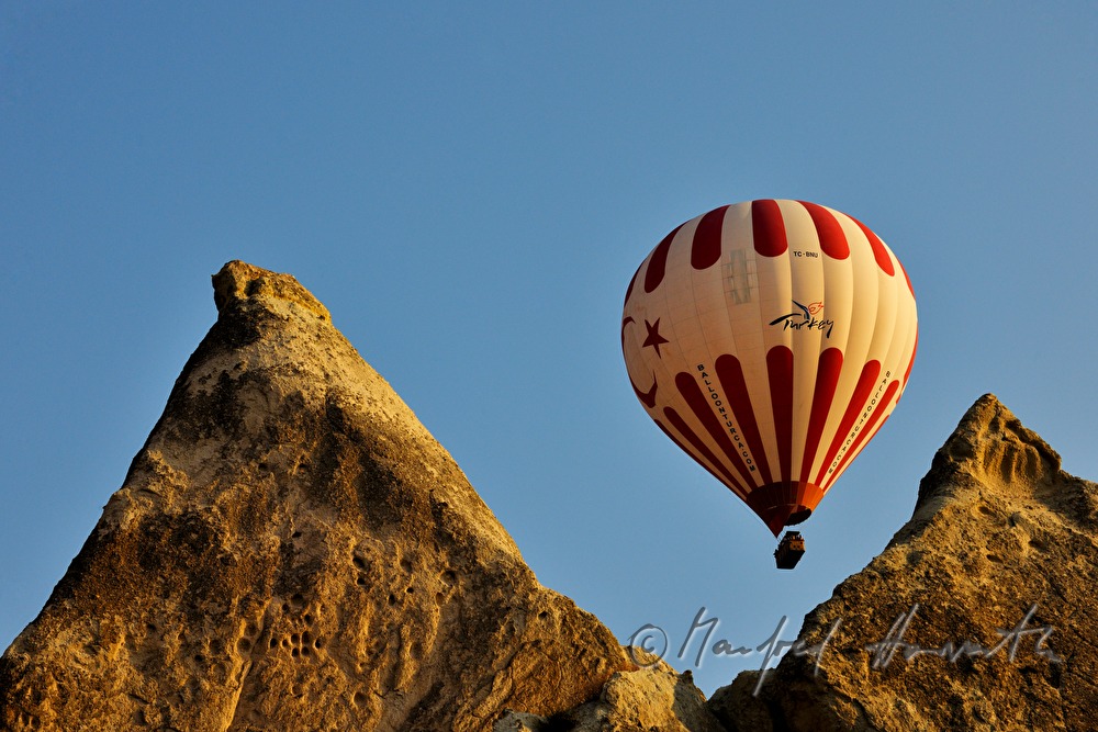 Felsnadeln aus Tuffgestein und Heißluftballon
