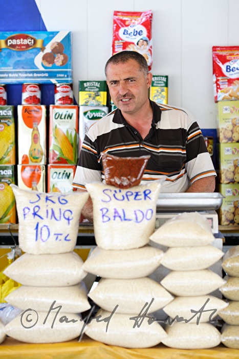 Verkäufer in seinem Stand